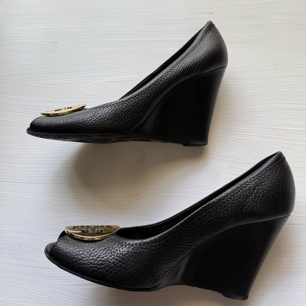 TORY BURCH BENTON LOGO PEEP TOE WEDGE HEEL PUMP SZ 7.5 M BLACK PRE-OWNED - Picture 5 of 8